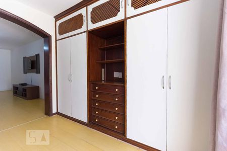 Casa à venda com 600m², 7 quartos e 6 vagas Casa à venda com 600m², 7 quartos e 6 vagasSuíte 1 - Armários