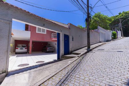 Casa à venda com 600m², 7 quartos e 6 vagas Casa à venda com 600m², 7 quartos e 6 vagasEntrada