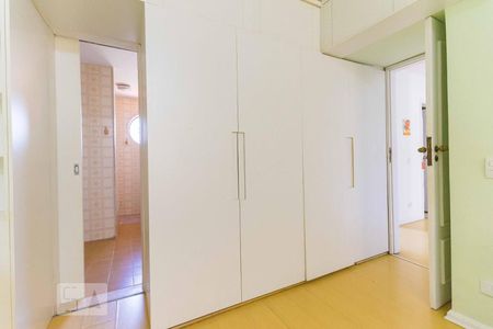 Casa à venda com 600m², 7 quartos e 6 vagas Casa à venda com 600m², 7 quartos e 6 vagasSuíte 2 - Armários