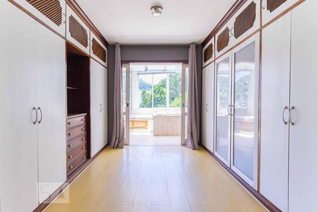 Casa à venda com 600m², 7 quartos e 6 vagas Casa à venda com 600m², 7 quartos e 6 vagasSuíte 1 - Armários