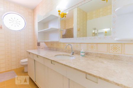 Casa à venda com 600m², 7 quartos e 6 vagas Casa à venda com 600m², 7 quartos e 6 vagasBanheiro da Suíte 2 - Armários