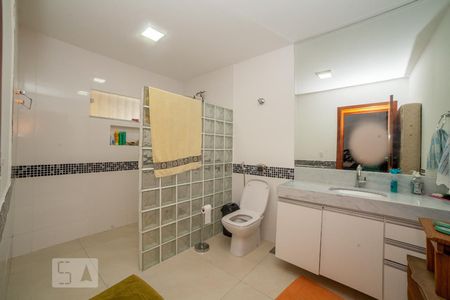 Banheiro da Suíte 1 de casa à venda com 4 quartos, 320m² em Itapoã, Belo Horizonte