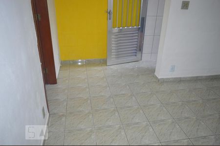 Sala com acesso a entrada e a cozinha de casa para alugar com 1 quarto, 58m² em Vila Gustavo, São Paulo