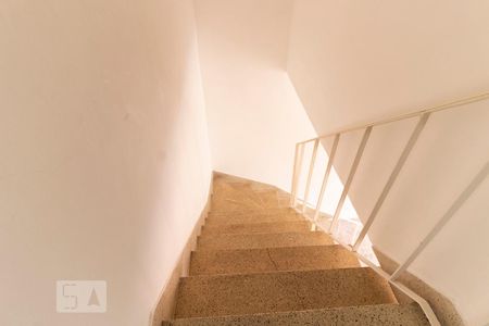 Escada de casa à venda com 2 quartos, 90m² em Jardim Aeroporto, São Paulo
