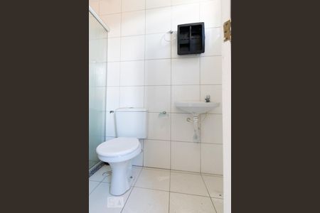 Banheiro de kitnet/studio para alugar com 1 quarto, 40m² em Itapuã, Salvador