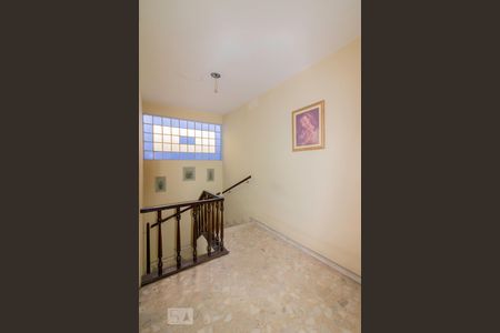 Casa à venda com 220m², 3 quartos e 2 vagas Casa à venda com 220m², 3 quartos e 2 vagasEscadas