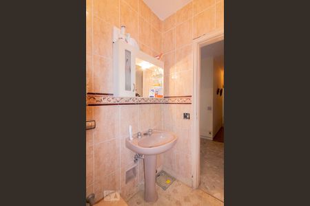 Casa à venda com 220m², 3 quartos e 2 vagas Casa à venda com 220m², 3 quartos e 2 vagasBanheiro Social