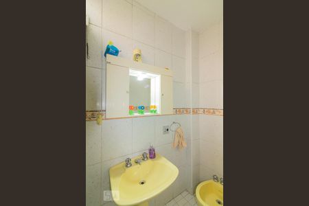 Casa à venda com 220m², 3 quartos e 2 vagas Casa à venda com 220m², 3 quartos e 2 vagasBanheiro Suíte