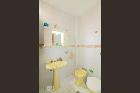 Casa à venda com 220m², 3 quartos e 2 vagas Casa à venda com 220m², 3 quartos e 2 vagasBanheiro Suíte