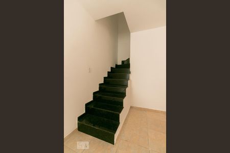 Escadas de casa de condomínio para alugar com 2 quartos, 60m² em Vila Granada, São Paulo