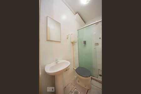 Banheiro de apartamento para alugar com 1 quarto, 37m² em Vila Ipiranga, Porto Alegre