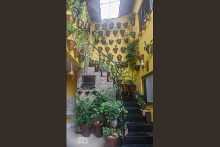 Apartamento à venda com 125m², 3 quartos e 2 vagas Apartamento à venda com 125m², 3 quartos e 2 vagasEscada para área de serviço