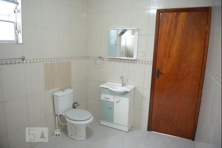 Banheiro de casa de condomínio para alugar com 1 quarto, 56m² em Niterói, Canoas