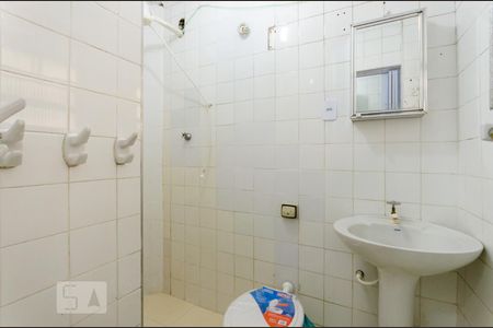 Banheiro de kitnet/studio para alugar com 1 quarto, 21m² em José Menino, Santos
