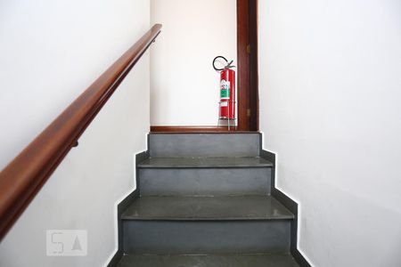 escadas de acesso aos dormitórios de casa à venda com 3 quartos, 171m² em Bela Vista, Osasco