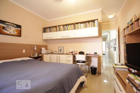 Suíte de casa à venda com 4 quartos, 160m² em Paraíso do Morumbi, São Paulo