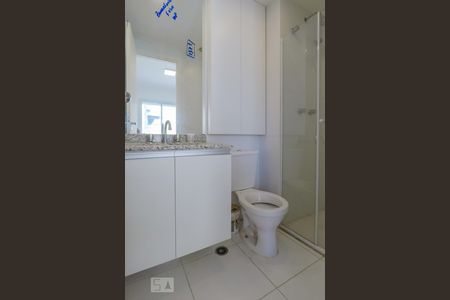 Banheiro de kitnet/studio para alugar com 1 quarto, 28m² em Aclimação, São Paulo