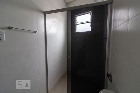 Banheiro de kitnet/studio para alugar com 1 quarto, 22m² em Cachoeirinha, Belo Horizonte