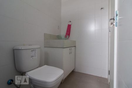 Banheiro de kitnet/studio para alugar com 1 quarto, 22m² em Cachoeirinha, Belo Horizonte