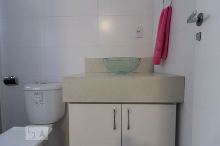 Banheiro de kitnet/studio para alugar com 1 quarto, 22m² em Cachoeirinha, Belo Horizonte