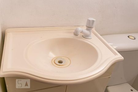 Banheiro - Torneira de casa de condomínio para alugar com 2 quartos, 70m² em Vila João Pessoa, Porto Alegre
