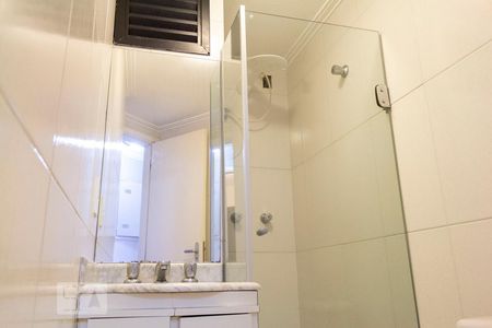 Banheiro de apartamento à venda com 3 quartos, 72m² em Vila Brasílio Machado, São Paulo