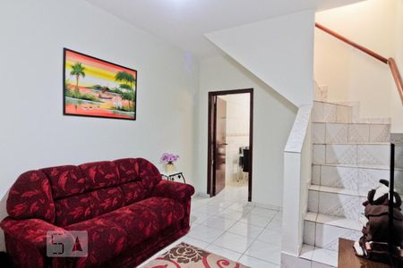 Casa à venda com 80m², 2 quartos e 2 vagasSala