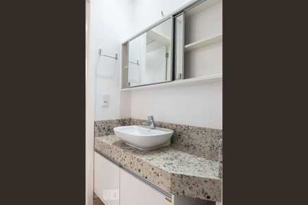 Banheiro de apartamento para alugar com 1 quarto, 45m² em Alto da Rua Xv, Curitiba