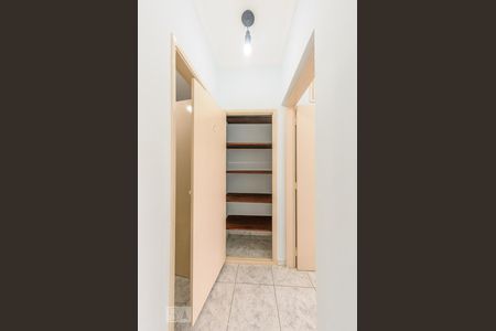 Armário - Corredor de apartamento para alugar com 1 quarto, 45m² em Vila Jequitibas, Campinas