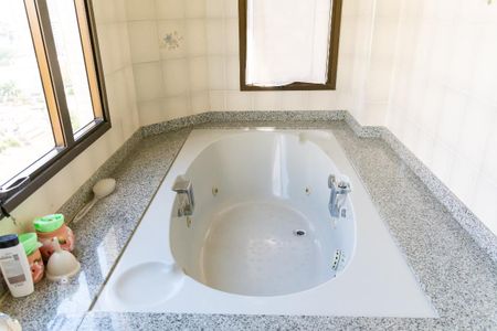 Apartamento à venda com 300m², 6 quartos e 4 vagas Apartamento à venda com 300m², 6 quartos e 4 vagasBanheiro da Suíte master