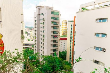 Apartamento à venda com 300m², 6 quartos e 4 vagas Apartamento à venda com 300m², 6 quartos e 4 vagasVista da Suíte 3