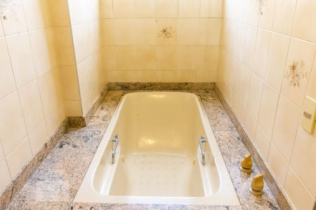 Apartamento à venda com 300m², 6 quartos e 4 vagas Apartamento à venda com 300m², 6 quartos e 4 vagasBanheiro da Suíte 2 - Banheira