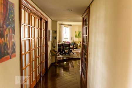 Apartamento à venda com 300m², 6 quartos e 4 vagas Apartamento à venda com 300m², 6 quartos e 4 vagasCorredor