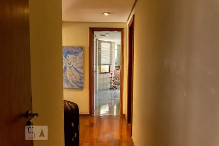 Apartamento à venda com 300m², 6 quartos e 4 vagas Apartamento à venda com 300m², 6 quartos e 4 vagasCorredor