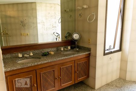 Apartamento à venda com 300m², 6 quartos e 4 vagas Apartamento à venda com 300m², 6 quartos e 4 vagasBanheiro da Suíte master