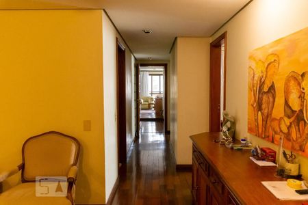 Apartamento à venda com 300m², 6 quartos e 4 vagas Apartamento à venda com 300m², 6 quartos e 4 vagasCorredor