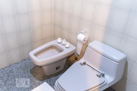 Apartamento à venda com 300m², 6 quartos e 4 vagas Apartamento à venda com 300m², 6 quartos e 4 vagasBanheiro da Suíte master