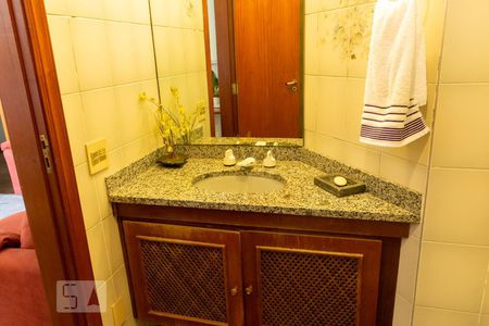 Apartamento à venda com 300m², 6 quartos e 4 vagas Apartamento à venda com 300m², 6 quartos e 4 vagasBanheiro da Suíte 1
