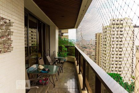 Apartamento à venda com 300m², 6 quartos e 4 vagas Apartamento à venda com 300m², 6 quartos e 4 vagasVaranda da Sala