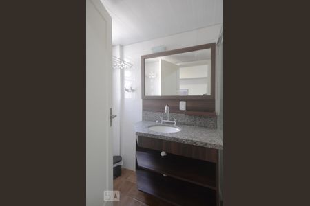 Banheiro de kitnet/studio para alugar com 1 quarto, 27m² em Centro Histórico, Porto Alegre