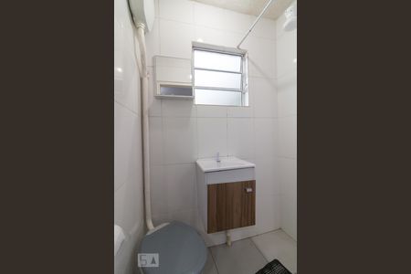 Banheiro de kitnet/studio para alugar com 1 quarto, 17m² em Vila Hermínia, Guarulhos