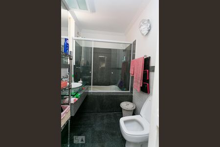 Casa à venda com 450m², 4 quartos e 6 vagas Casa à venda com 450m², 4 quartos e 6 vagasBanheiro Suíte-1