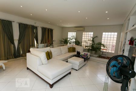 Casa à venda com 450m², 4 quartos e 6 vagas Casa à venda com 450m², 4 quartos e 6 vagasSala 5