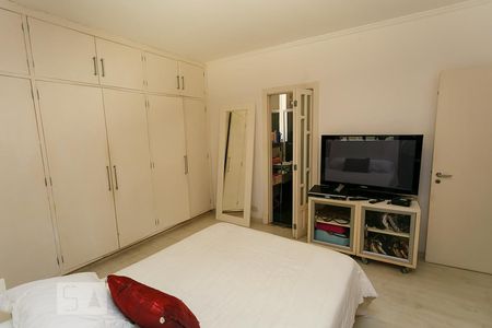 Casa à venda com 450m², 4 quartos e 6 vagas Casa à venda com 450m², 4 quartos e 6 vagasSuíte-1