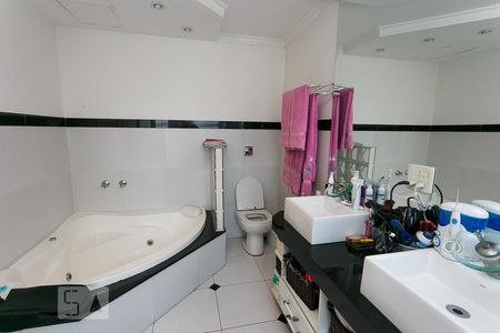 Casa à venda com 450m², 4 quartos e 6 vagas Casa à venda com 450m², 4 quartos e 6 vagasBanheiro suíte-2