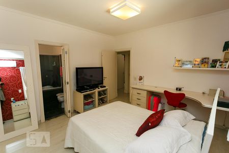 Casa à venda com 450m², 4 quartos e 6 vagas Casa à venda com 450m², 4 quartos e 6 vagasSuíte-1