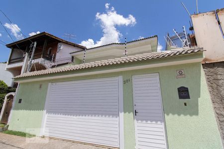 Casa à venda com 270m², 5 quartos e 5 vagas Casa à venda com 270m², 5 quartos e 5 vagasFachada