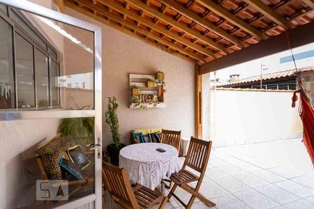 Casa à venda com 215m², 3 quartos e 2 vagas Casa à venda com 215m², 3 quartos e 2 vagasQuintal