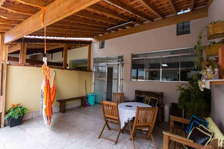 Casa à venda com 215m², 3 quartos e 2 vagas Casa à venda com 215m², 3 quartos e 2 vagasQuintal