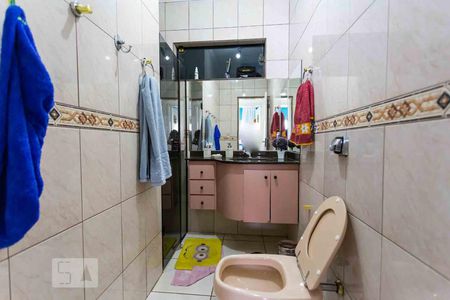 Casa à venda com 215m², 3 quartos e 2 vagas Casa à venda com 215m², 3 quartos e 2 vagasBanheiro